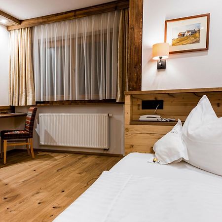 Garni Hotel Rosengarten B&B Selva di Val Gardena Exteriör bild