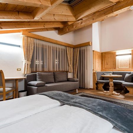 Garni Hotel Rosengarten B&B Selva di Val Gardena Exteriör bild