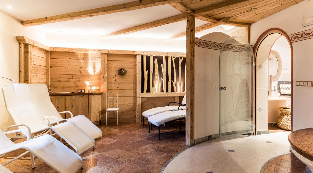 Garni Hotel Rosengarten B&B Selva di Val Gardena Exteriör bild