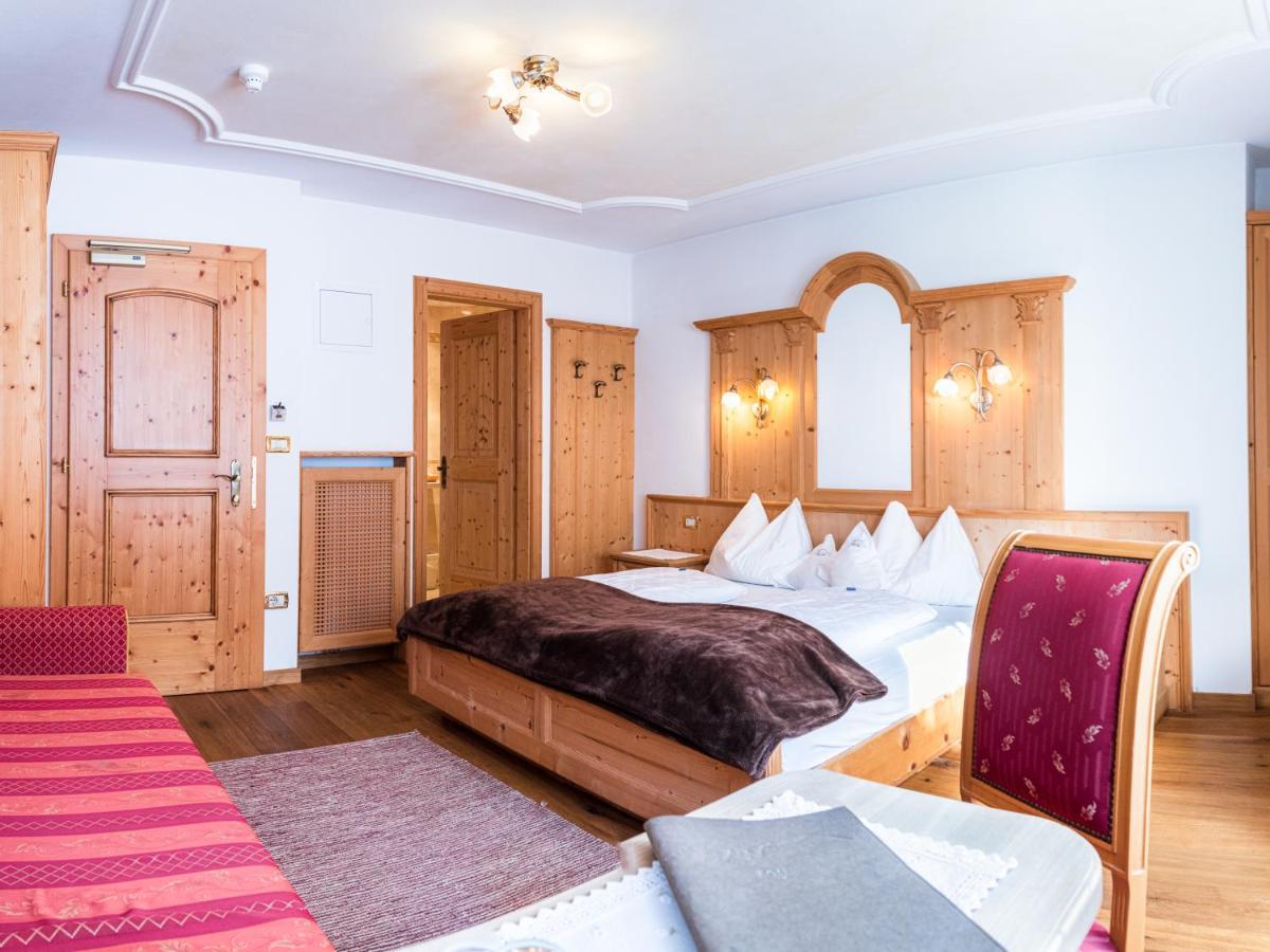 Garni Hotel Rosengarten B&B Selva di Val Gardena Exteriör bild