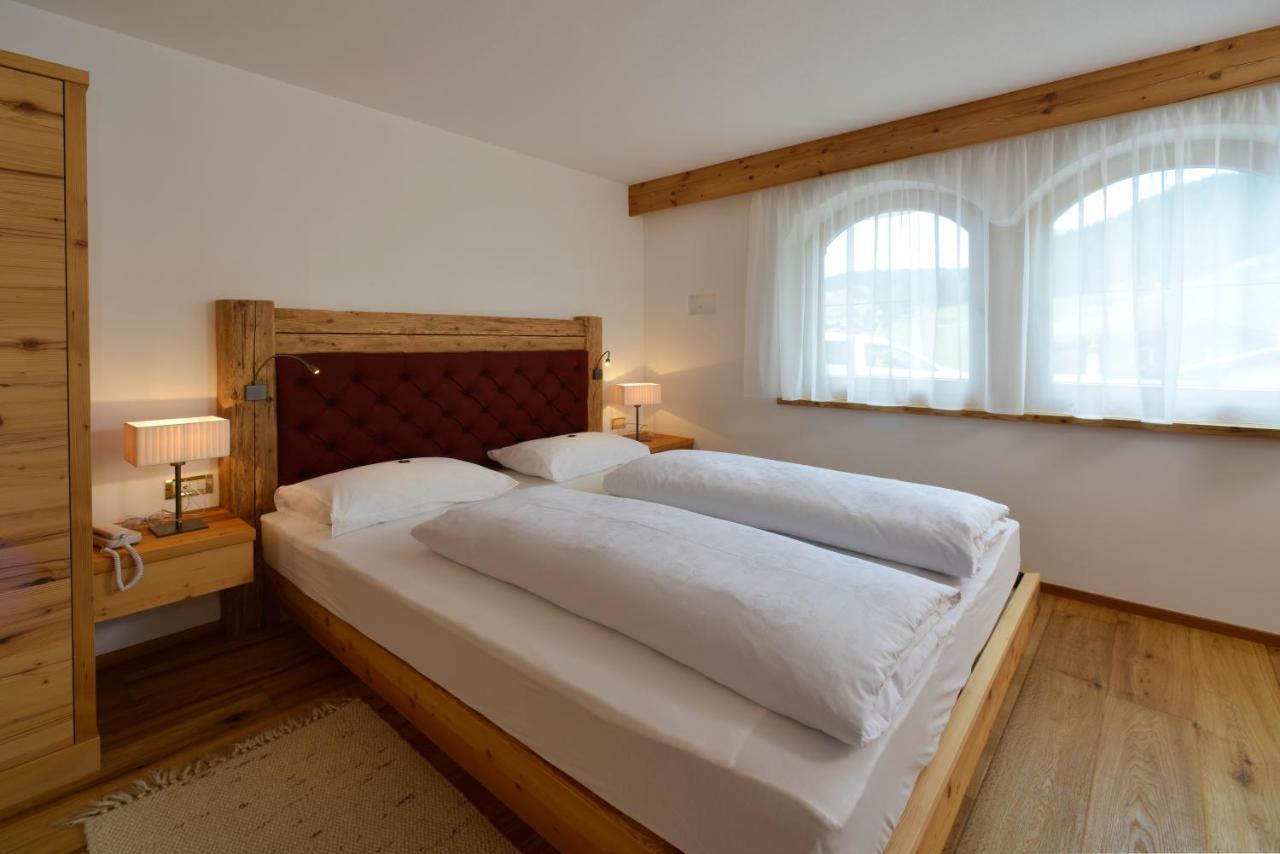 Garni Hotel Rosengarten B&B Selva di Val Gardena Exteriör bild