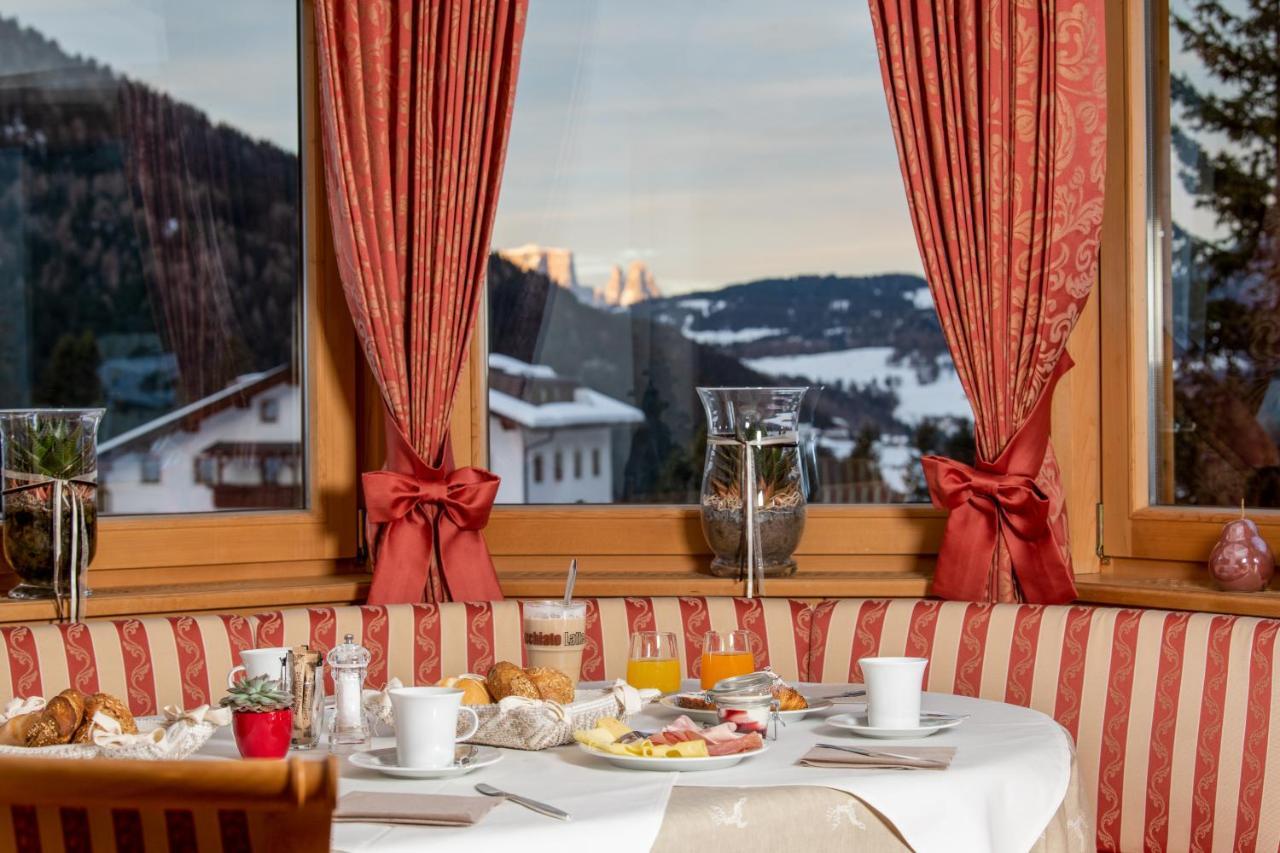 Garni Hotel Rosengarten B&B Selva di Val Gardena Exteriör bild