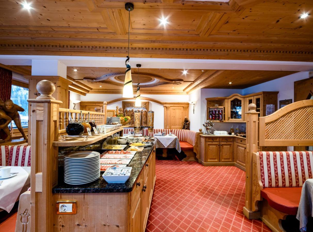 Garni Hotel Rosengarten B&B Selva di Val Gardena Exteriör bild