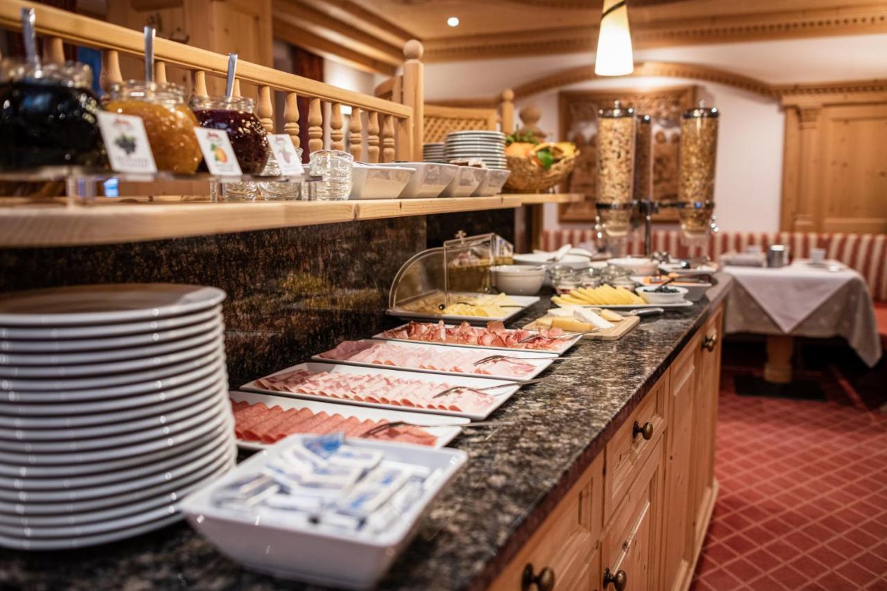 Garni Hotel Rosengarten B&B Selva di Val Gardena Exteriör bild