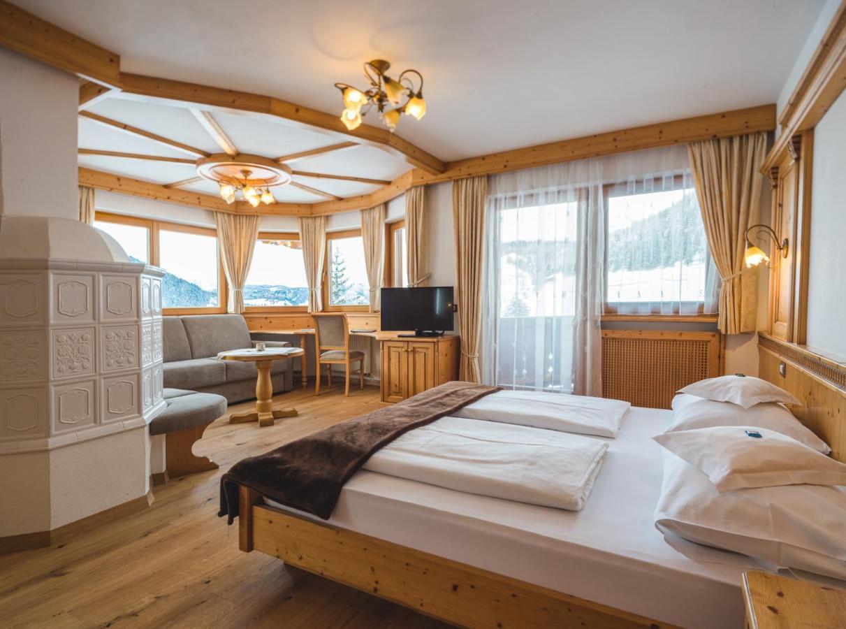 Garni Hotel Rosengarten B&B Selva di Val Gardena Exteriör bild