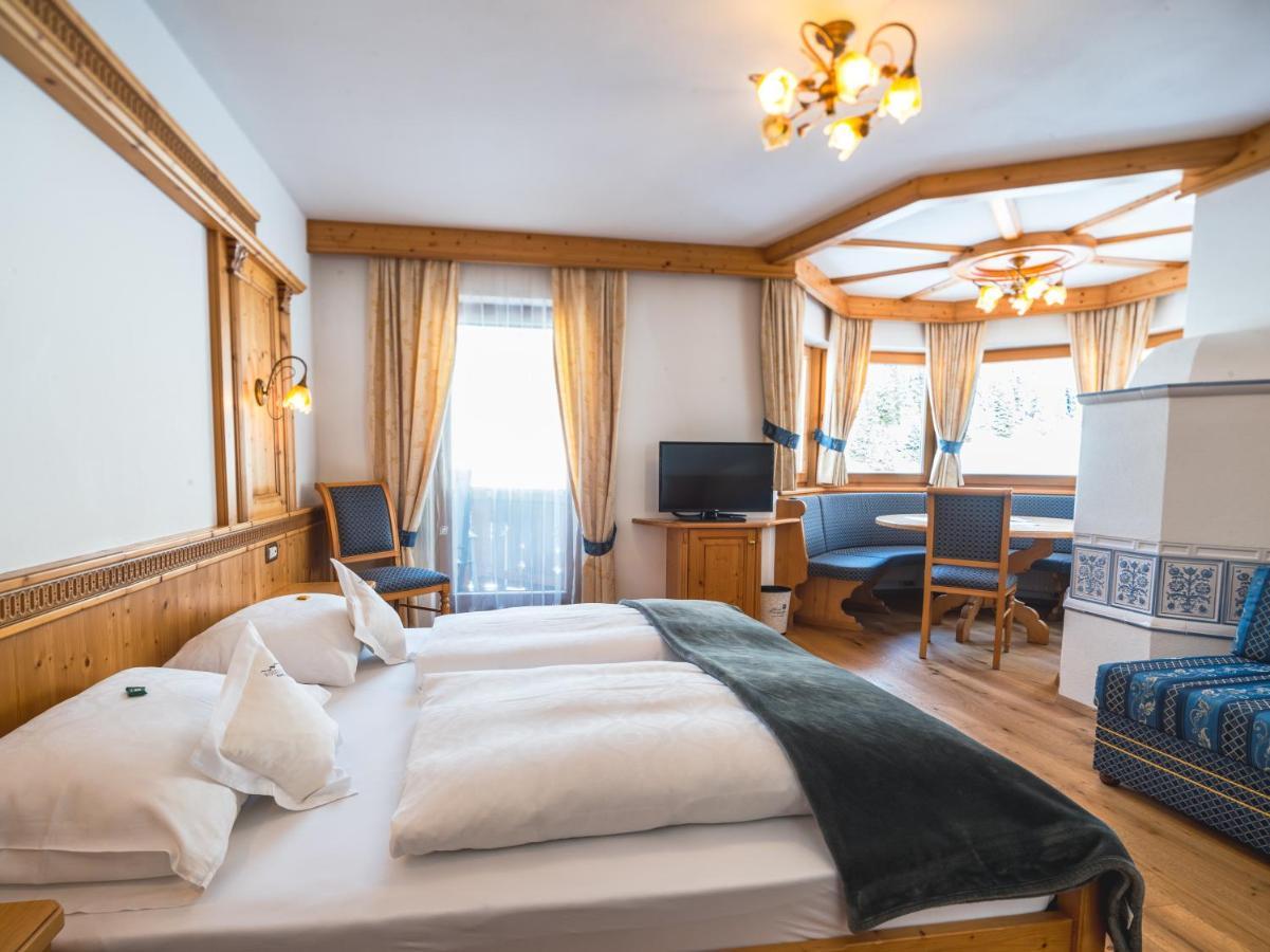 Garni Hotel Rosengarten B&B Selva di Val Gardena Exteriör bild