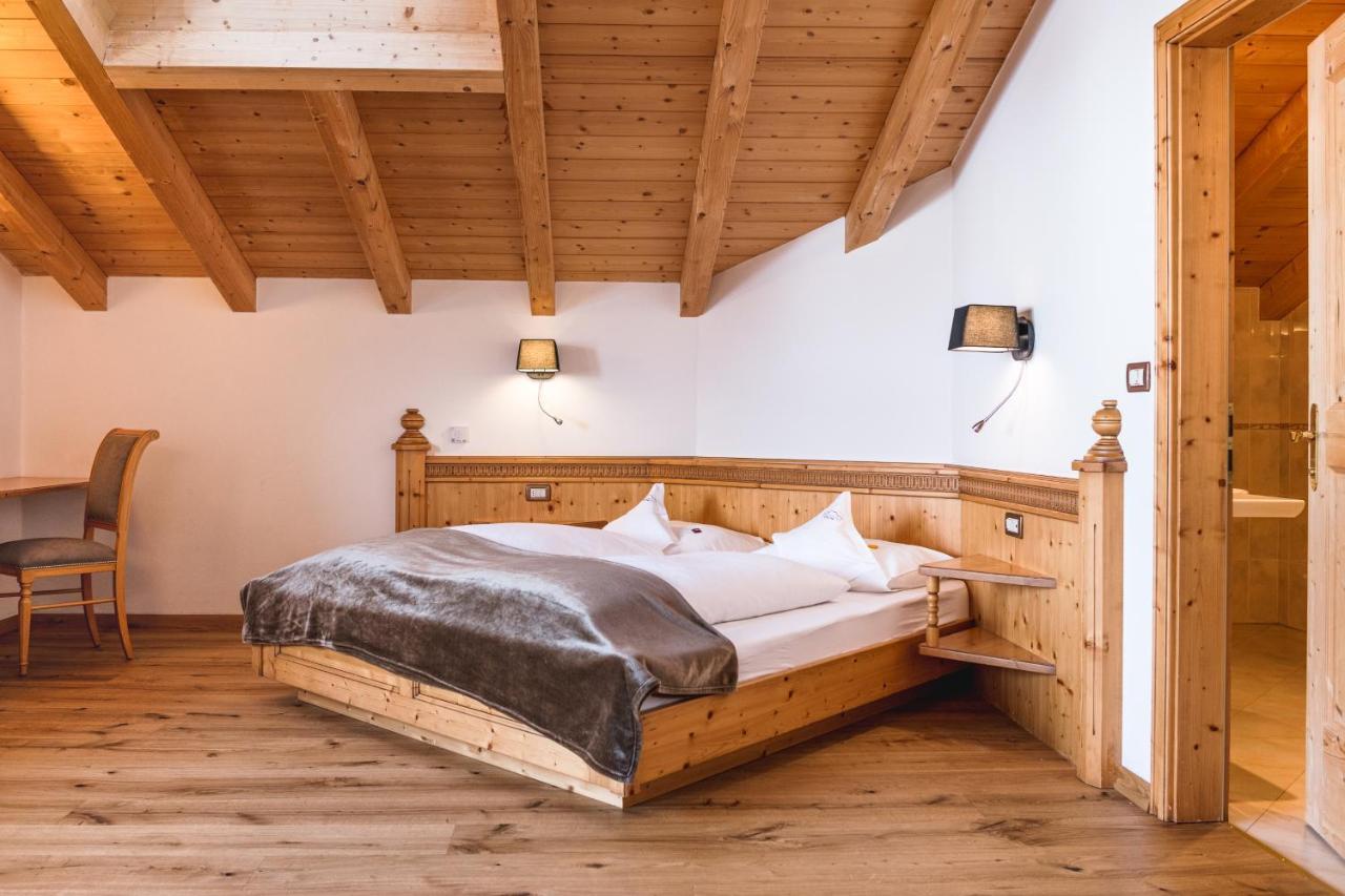 Garni Hotel Rosengarten B&B Selva di Val Gardena Exteriör bild
