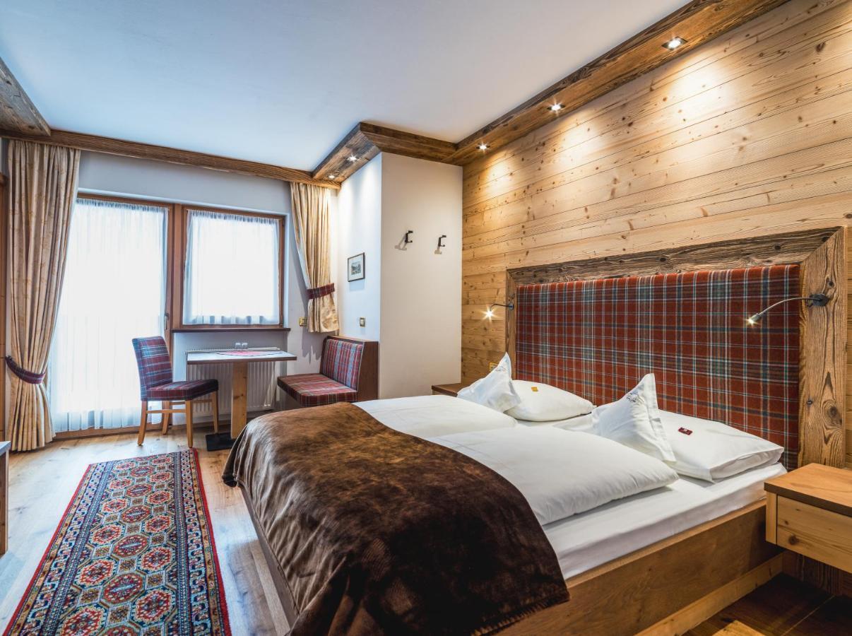 Garni Hotel Rosengarten B&B Selva di Val Gardena Exteriör bild