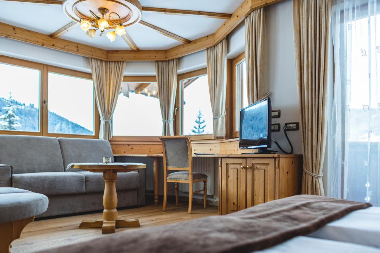 Garni Hotel Rosengarten B&B Selva di Val Gardena Exteriör bild