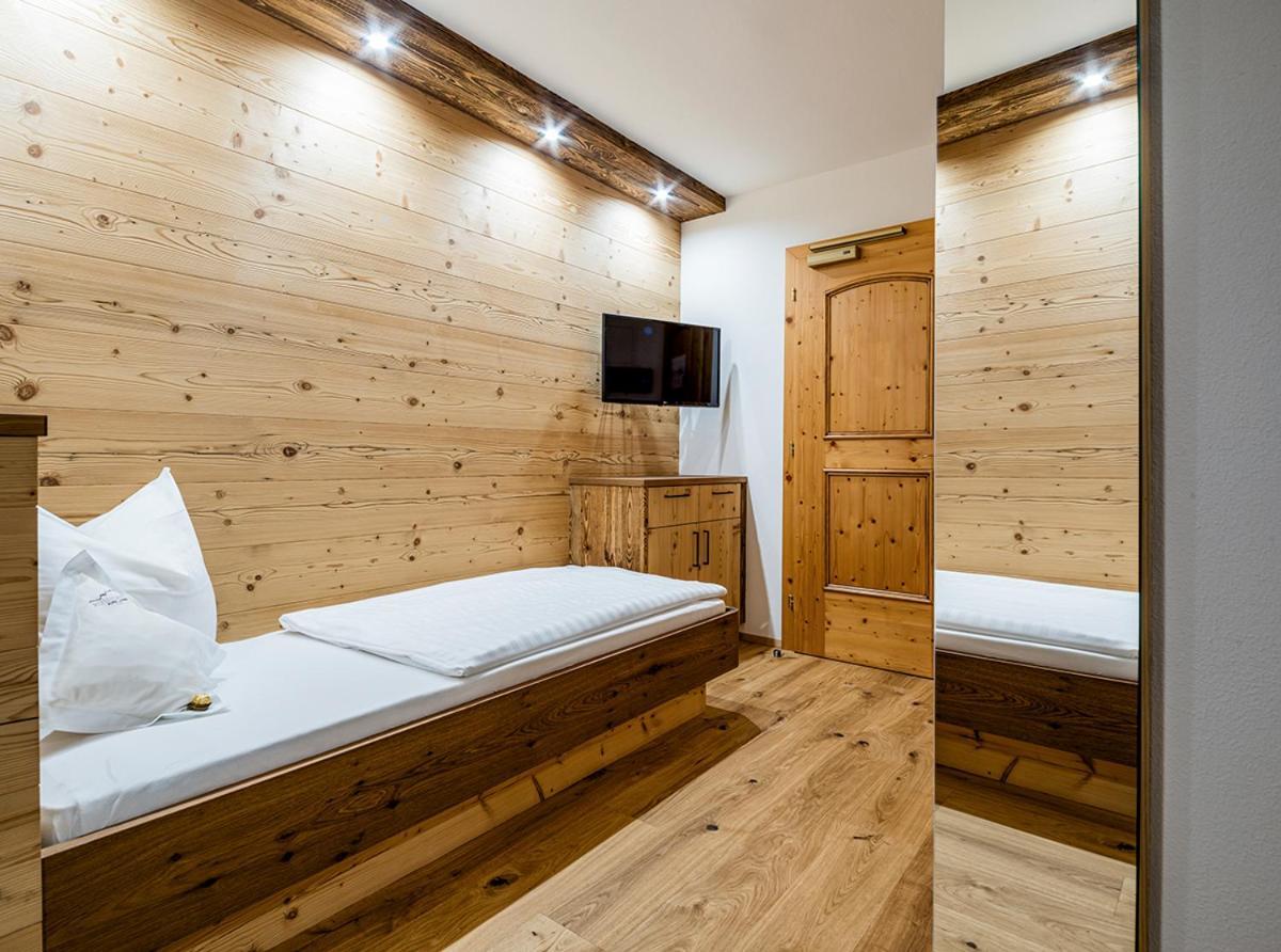 Garni Hotel Rosengarten B&B Selva di Val Gardena Exteriör bild