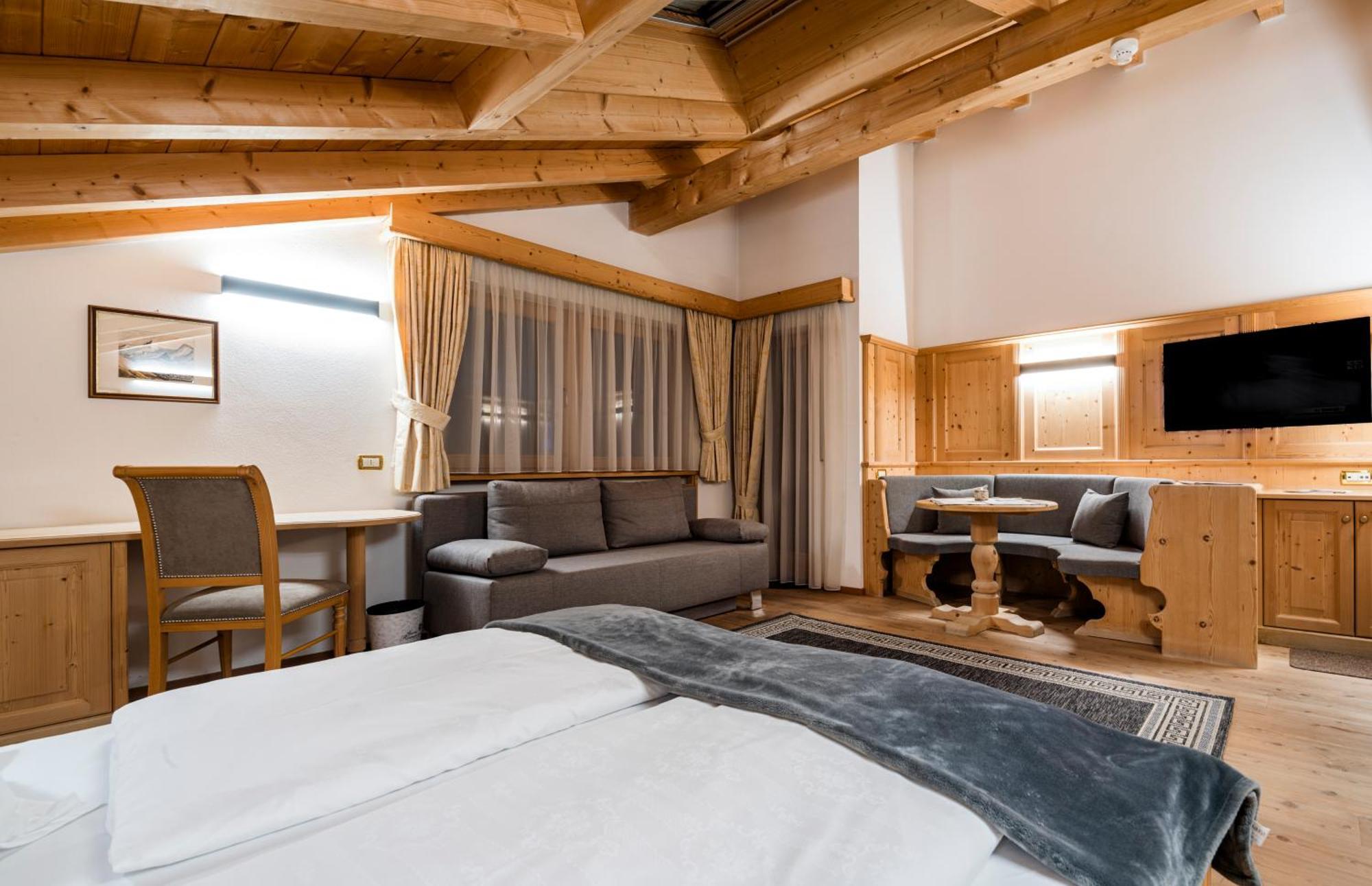 Garni Hotel Rosengarten B&B Selva di Val Gardena Exteriör bild