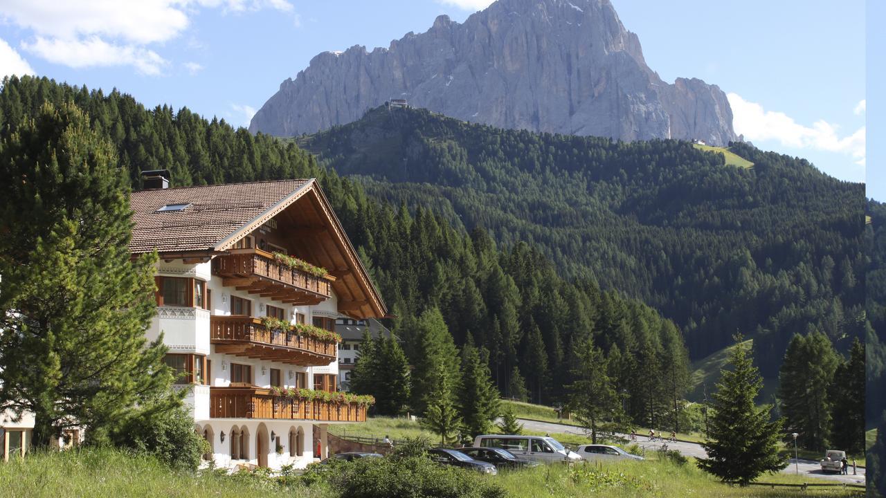 Garni Hotel Rosengarten B&B Selva di Val Gardena Exteriör bild