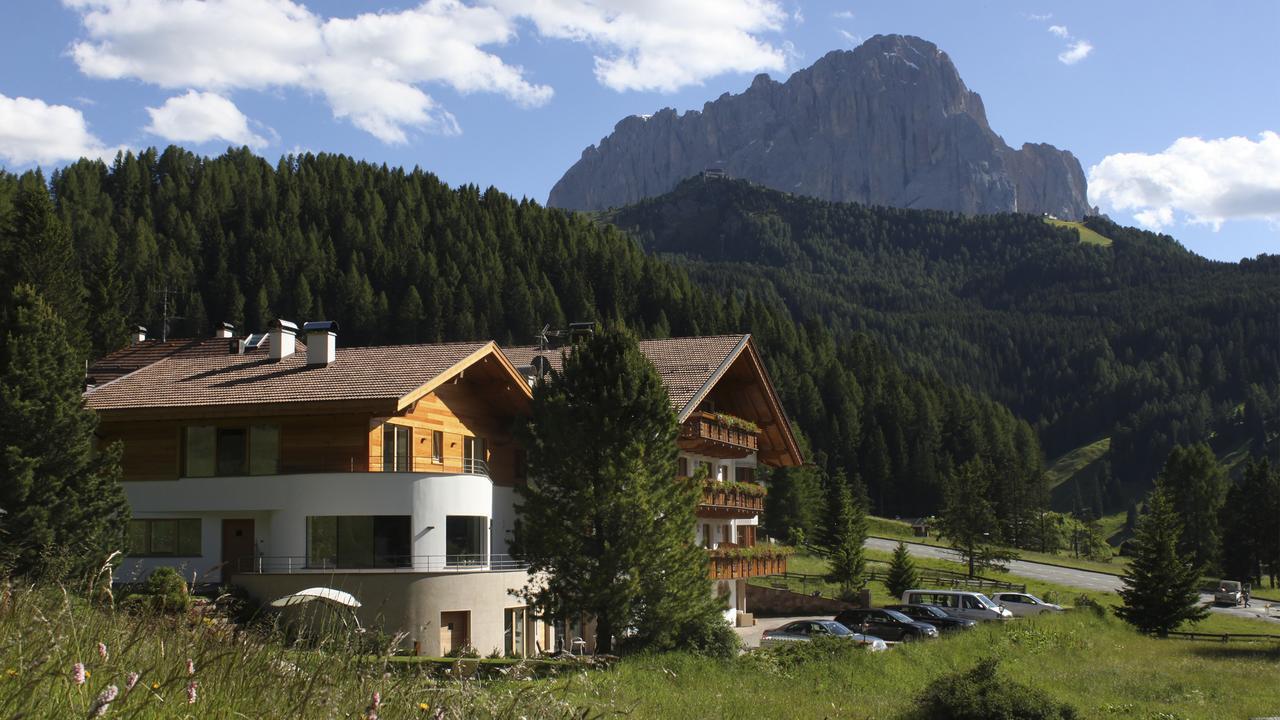 Garni Hotel Rosengarten B&B Selva di Val Gardena Exteriör bild