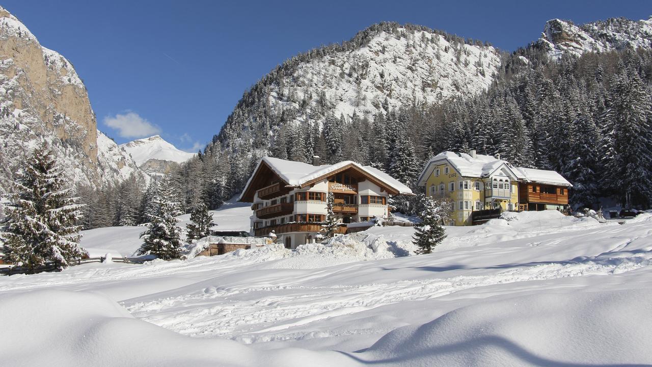 Garni Hotel Rosengarten B&B Selva di Val Gardena Exteriör bild